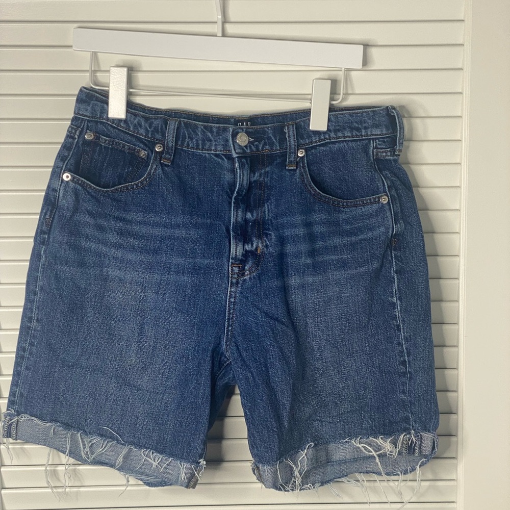 Woman’s  Gap thigh length shorts size 29